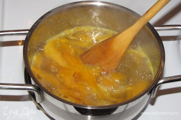 Подготовленную цедру переложить в кастрюлю с толстым дном, добавит сок лимонов, сахар и варить на среднем огне 40-50 минут.
