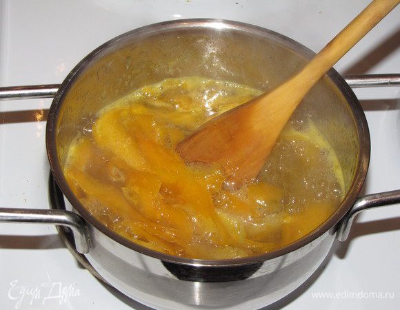 Подготовленную цедру переложить в кастрюлю с толстым дном, добавит сок лимонов, сахар и варить на среднем огне 40-50 минут.