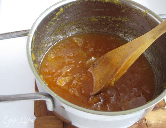 Когда сок увариться на три четверти, добавить листики эстрагона и пирюровать массу. Слишком не усердствовать, должны остаться кусочки цедры :-) Готовый оставить остывать при комнатной температуре.
