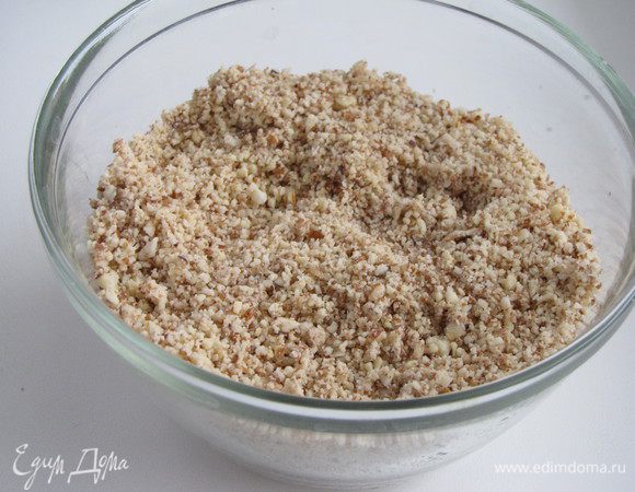 Смолоть орехи. По рецепту шел лесной орех, но у меня его не оказалось, поэтому взяла миндаль :-)