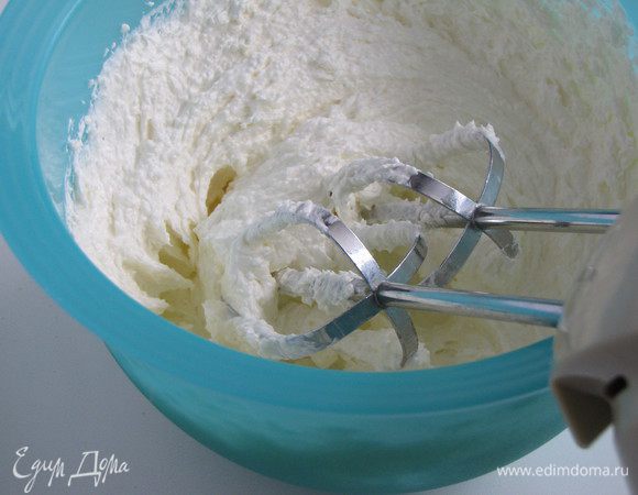 Размягченное масло взбить с сахаром в пышную массу.