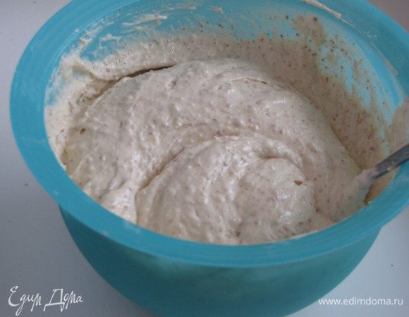 Ввести по одному яйца, тщательно перемешивая после каждого, добавить сок лимона, порциями всыпать молотые орехи  и муку с разрыхлителем. Тесто хорошо перемешать.