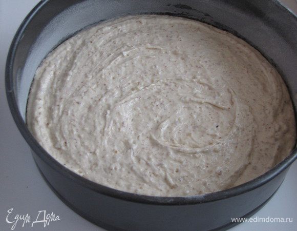 Духовку нагреть до 180 град. Форму для запекания смазать маслом и присыпать мукой. Выложить в подготовленную форму две трети теста.