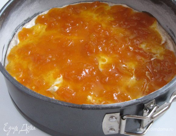 Аккуратно выложить на тесто апельсиновый конфи. 