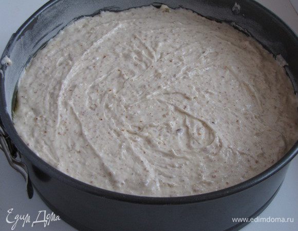 И накрыть оставшимся тестом. Выпекать пирог 45 минут. Готовность проверить с помощью деревянной шпажки.