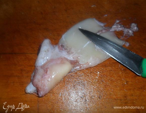 Очистить кальмары от кожицы с помощью ножа. Я всегда беру не очищенные кальмары и мелкие, они намного нежнее на вкус.