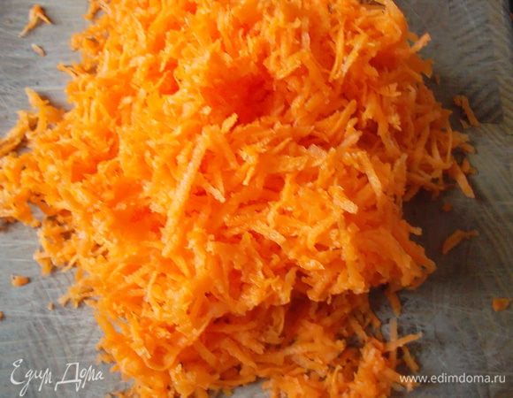 Морковь натереть на мелкой терке и также отправить в фарш.