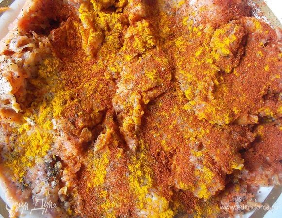 Добавить к фаршу специи и соль. Хорошо перемешать.