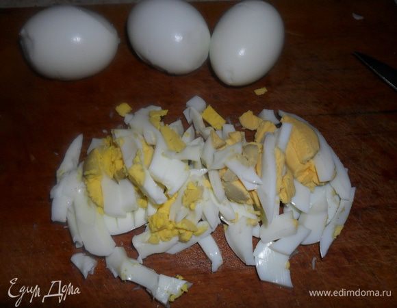 Яйца отварить и нарезать соломкой.