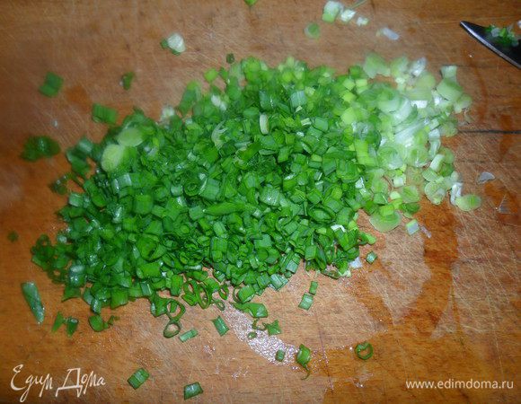 Лук мелко измельчить, свежие огурцы нарезать соломкой. 