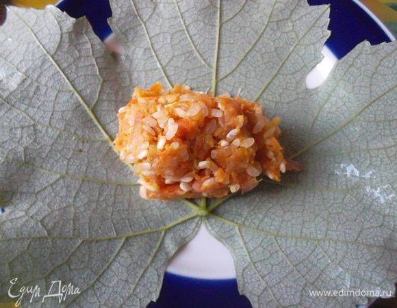 Выкладываем начинку на листья винограда.