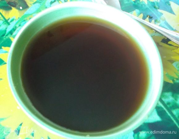 Для заливки смешиваем мясной бульон, соевый соус и вино.