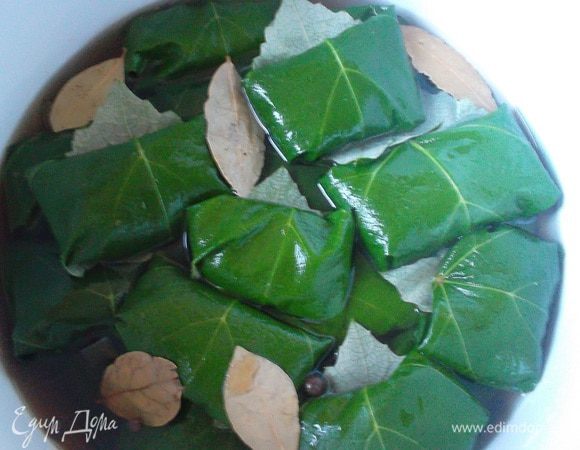 Укладываем долму поплотнее, заливаем бульоном, добавляем лавровый лист.
Тушим до готовности на медленном огне (около 40 минут).