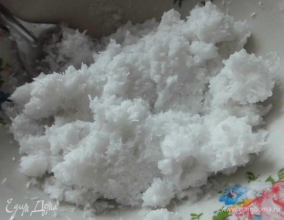 Кокосовую стружку для прослойки (3 ст. л.) залить небольшим количеством воды. 