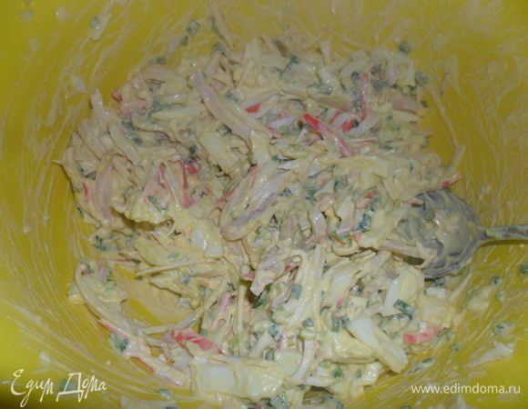 Все смешать, посолить, поперчить и приправить майонезом. Выложить горкой на листья салата и по желанию украсить икрой. Приятного аппетита!