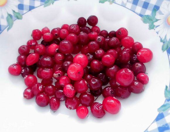 Клюкву промыть, просушить. Бананы порезать кружочками, средними по толщине. Слегка сбрызнуть их лимонным соком. Выложить слой из бананов на основу, между ними разбросать ягоды клюквы.