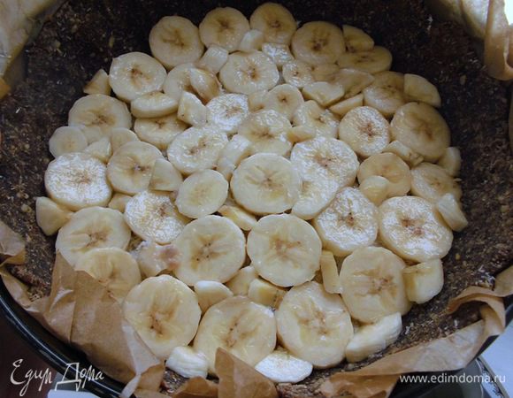 Сверху опять сделать слой бананов, но уже без клюквы. Тут я уже закрыла ими всю поверхность, чтобы не было дырочек.