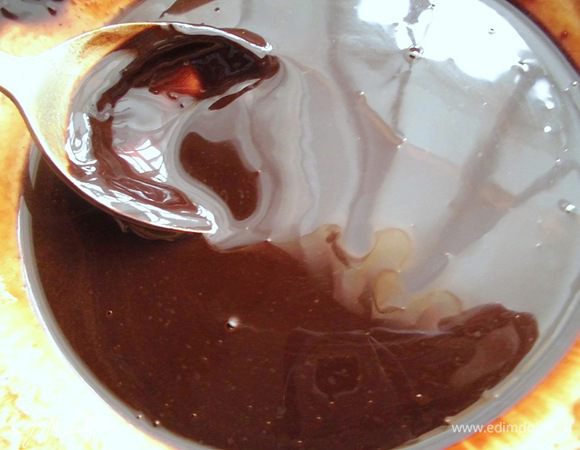 Для приготовления глазури просеять 4-5 ст. л. кэроба (или какао) в глубокую тарелку, добавить 1 ч. л. мёда и немного воды. Нужно, чтобы глазурь была средней по густоте. Хочу обратить внимание, что сразу мы используем только половину ингредиентов. Остальные ингредиенты для глазури будем использовать в конце.