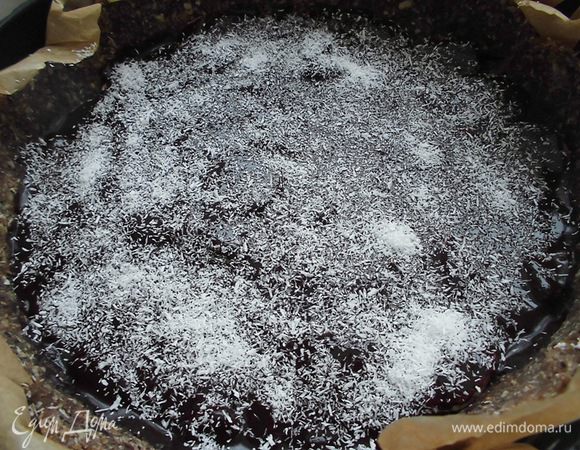 Покрыть бананы глазурью, присыпать 1 ст. л. кокосовой стружки и отправить в морозилку на 20 минут.
