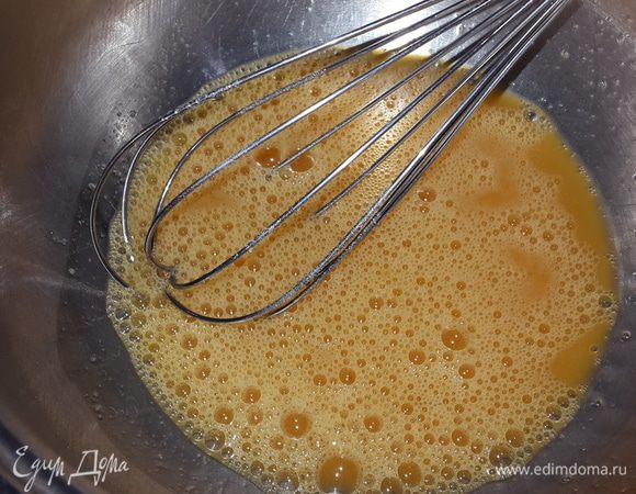 Яйца вбить в миску, посолить, добавить соду и сахар и взбить венчиком.