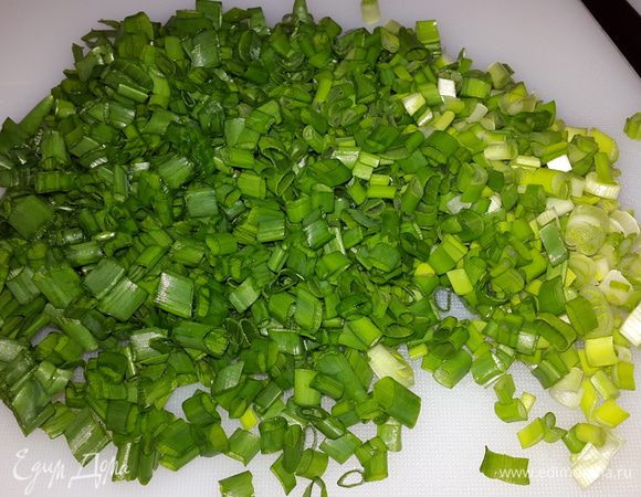 Лук нашинковать.