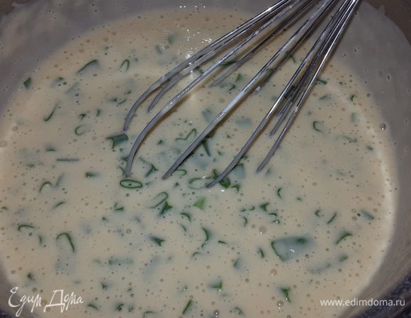 Добавить к яйцам теплый кефир, перемешать. Постепенно добавляя муку завести негустое тесто. Добавить половину лука, но с той стороны где он только зеленый. Перемешать и отставить в сторону.