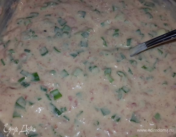 Соединить тесто с фаршем и перемешать до однородности.