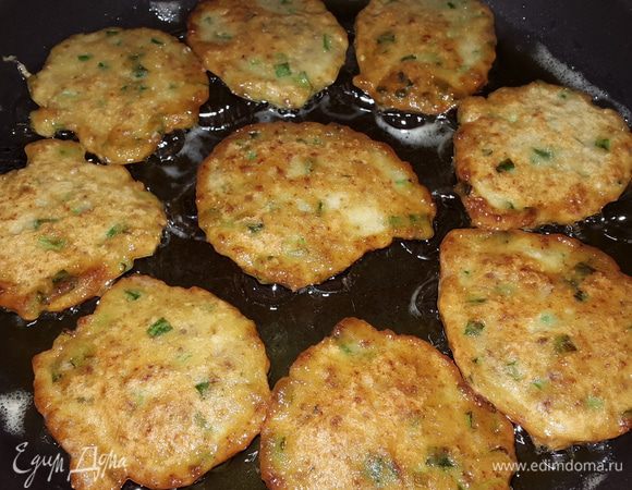 Разогреть в сковороде масло и выкладывая ложкой выпекать оладьи, обжаривая с двух сторон до румяной корочки. Готовые оладьи выложить на салфетку чтобы впиталось лишнее масло, а затем переложить в кастрюльку.