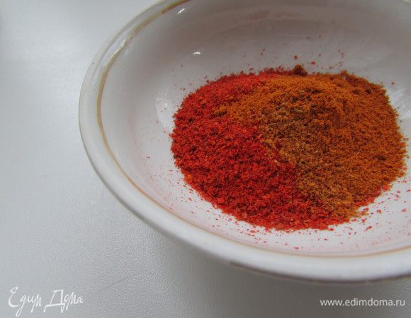 Смешать паприку и красный жгучий перец.