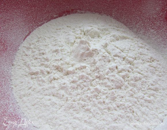 В глубокую миску просеять муку.