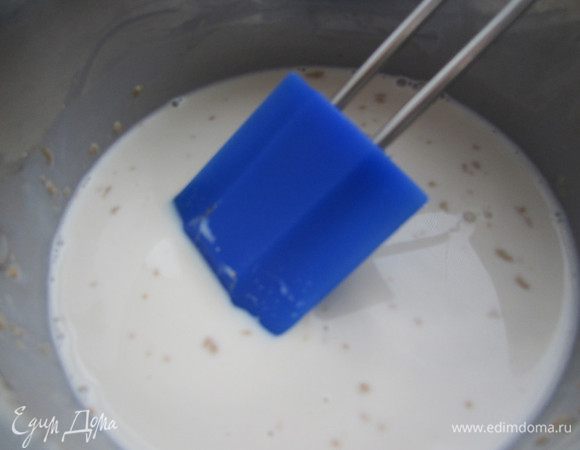 Молоко (можно взять 300 мл) подогреть и развести в нем дрожжи.