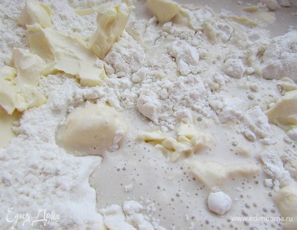 В муку влить молочно-дрожжевую смесь. Добавить размягченное сливочное масло, соль, сахар. Замесить плотное, но мягкое тесто. Вымешивать тесто минимум 10 минут.
