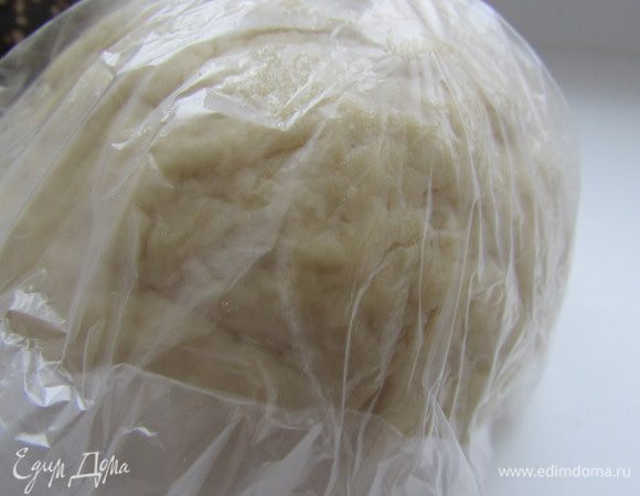 Тесто скатать в шар, завернуть в пищевую пленку и оставить на 30 минут. 