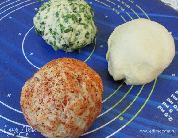 Затем тесто разделить на три равные части. В одну часть добавить зелень, во вторую – паприку и чили. Третью часть оставить как есть. Дать тесту постоять еще 30 минут. 