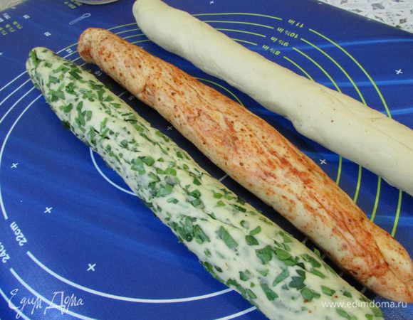 Из каждой части теста скатать толстые жгуты (длина - 25 см).