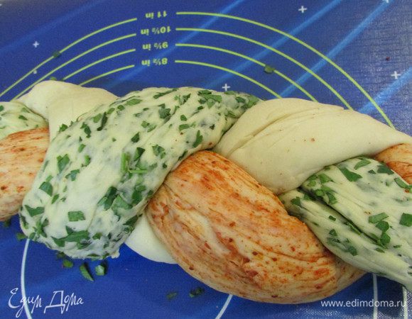 Заплести из жгутов косичку, закрепив (прижать) с обоих концов, чтобы они склеились и не рассоединились при выпечки. Оставить еще на 15 минут. 