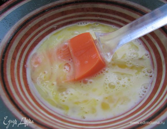 Смешайте сливки и яйцо.