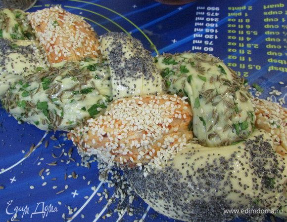 Смазать смесью косичку. Тесто с зеленью присыпать тмином, с красным перцем – кунжутом, а тесто без добавок – маком.