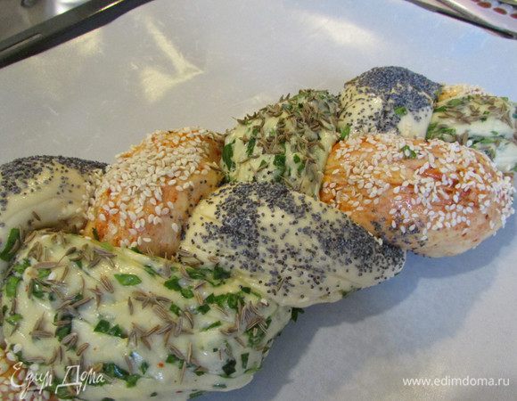 Косу перенести на противень, смазанный маслом (я этого не делала, у меня тефлоновый коврик). Отправить в разогретую духовку (180 градусов) и выпекать 30-40 минут.