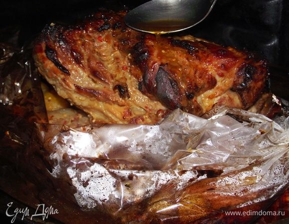 Мясо запекаем первые 15 минут при 200 градусах, затем уменьшаем до 160 градусов и еще минут 35. Аромат меда и лимона благоухает по всей кухне. Самое время открыть пакет и полить мясо соком.