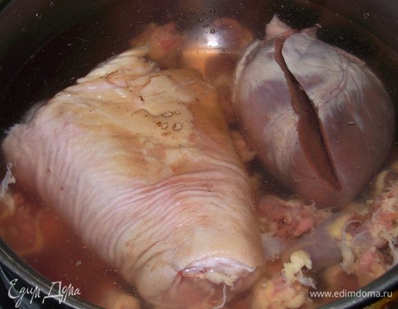 Свиную рульку, язык и сердце замочить на 1 час в холодной воде. Затем промыть под проточной водой.