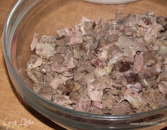 Мясо аккуратно отправить на сито и остудить. Язык очистить от кожуры. Желатин развести в теплом бульоне (на 1 литр бульона - 15 гр желатина). Рульку разобрать на маленькие кусочки, сердечки нарезать соломкой, морковь колечками. Добавить измельченный чеснок и свежемолотую смесь перцев.