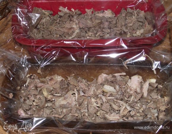 Выложить начинку, слегка прижать руками, затем морковь, снова мясо.