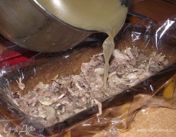 Можно добавить маринованные огурчики, маслины, оливки, орехи, чернослив, грибы — словом разнообразить закуску. Заливаем бульоном, добавляем свежую зелень и плотно закрываем пленкой.