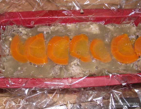 Отправляем в холодильник на 2-3 часа до полного застывания. Закуска готова! Подавать зельц можно на листьях салата, с горчицей или хреном, свежими или квашенными овощами…