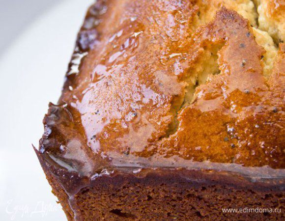 Кекс поставить на блюдо, сделайте многочисленные проколы спицей и полейте ещё горячим лимонным сиропом с цедрой. Дайте кексу полностью остыть, прежде чем нарезать. Верх можно покрыть готовой сахарной глазурью.