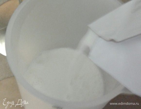 Для начала приготовить тесто для вареников. 