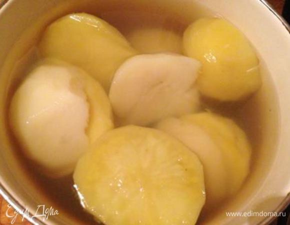 Картофель почистить, порезать вдоль пополам и отварить в соленой воде до полуготовности.