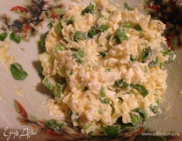 В блюдце смешать размягченное масло с тертым сыром, мелко нарезанной зеленью, сметаной и 3мя выдавленными зубчиками чеснока. Посолить по вкусу.