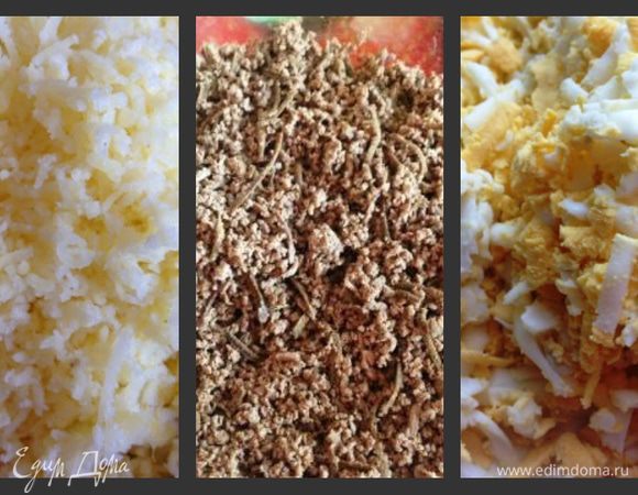 Вареный картофель, яйца и жареную печень натереть на терке.